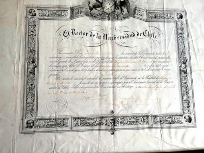 El diploma fue emitido por el plantel el año 1862 y está firmado por el primer rector, Andrés Bello.